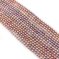 Détail macro de perles d'eau douce naturelles en forme de riz, tons rose et lavande - 1.8-2.2mm / Violet