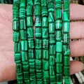 Vista macro di perle cilindriche in malachite naturale con motivi ondulati verdi e neri - 6x10mm (circa 39 perle) / Malachite