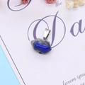 Nahaufnahme eines sechseckigen Lapislazuli-Anhängers mit Silberverschluss auf Papier - 12x17mm / Lapislazuli