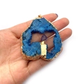 Onregelmatige blauwe geode hanger met paarse kristalpunt en gouden vergulde randen - Blauwe Stijl (Nr. 1)