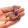 Onregelmatige natuurlijke geode hanger met roodbruin kristal en paars midden in goud - Roodbruine Stijl (Nr. 2)