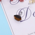 Sechseckiger brauner Tigerauge Steinanhänger mit silbernem Metallverschluss auf Karte - 12x17mm / Tigerauge