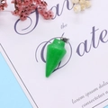 Konische groene natuursteen hanger met zilveren metalen oog op florale achtergrond - 15x33mm / Groene Jade