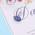 Natürlicher blau Sodalith Sechskantprisma Anhänger mit versilbertem Metallverschluss - 12x17mm / Blaupunktstein