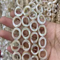Makroansicht cremeweißer Muschel-Ovalringe mit Perlglanz für DIY-Schmuckherstellung - Hohl Oval / 13x18mm