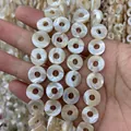 Makroansicht der natürlichen Perlmutt-Ringperlen für die DIY-Schmuckherstellung - Runder Ring / 12mm