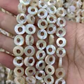 Nahaufnahme von natürlichen Perlmutt-Donut-Perlen mit irisierendem Glanz für DIY-Schmuck - Runder Ring / 10mm