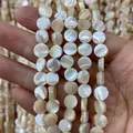 Makroaufnahme von natürlichen Perlmuttperlen in Weiß mit irisierendem Glanz für DIY-Schmuck - Flache runde Scheibe / 8mm