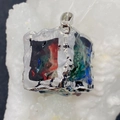 Onregelmatige kubushanger met iriserende natuursteen in een zilveren frame - Nr. 8 (Iriserend Blauw Groen)