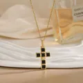 Collier croix dorée avec pierres de zircon noir carrées sur plateau texturé - Croix Griffe Pierre Noire Carrée (XL01903A)