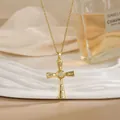 Élégant collier croix plaqué or 18 carats avec cristaux de zircon sur plateau blanc - Croix Pierre Rectangulaire Motif Rayon de Soleil (XL01904)