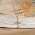 Collier croix vintage plaqué or avec zircon émeraude verte et cristaux blancs - Croix Pierre Blanche Pierre Centrale Ovale Verte (XL01907B)