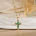 Collier croix dorée avec pierres vert émeraude et zircons sur un support blanc élégant - Croix Pierre Carrée Vert Émeraude (XL01908)