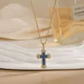 Collier croix plaqué or avec zircons bleus et détails en relief de style vintage - Croix Pierre Carrée Bleu Royal (XL01908A)