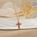 Collier croix plaqué or avec pierres carrées rose rouge et cristaux blancs - Croix Pierre Carrée Rose Rouge (XL01908B)