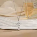 Détail macro d'un pendentif croix en cristaux facettés sur une chaîne en argent - Croix en Argent Pierre Facettée Mixte (XL01912G)