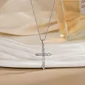 Détail d'un pendentif croix en argent avec zircons sur une fine chaîne élégante - Croix en Argent Pierre Ronde Griffes (XL01913G)