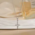 Détail d'un pendentif croix en argent avec relief Vierge Marie et zircons brillants - Croix en Argent Relief Vierge Marie (XL01917G)