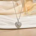 Collana con ciondolo a cuore in argento con fiocco in zirconi e oro 18K su sfondo seta - Stile Fiocco Cuore Argento (XL01823G)