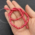 Primer plano de cuentas de piedra jaspeada rosa en la mano para joyería DIY - 2x4mm / No 29 (Estilo Patrón Mármol Rosa)