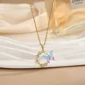 Elegante collana a farfalla dorata con ciondolo floreale in zircone su vassoio bianco - Stile Corona Farfalla Oro (XL01827)
