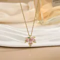 Dettaglio del ciondolo a foglia d'acero dorata con gemme rosa e cristalli sulla catena - Stile Foglia d'Acero Rosa (XL01828)