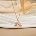 Dettaglio della collana loto dorata con pietre rosa su sfondo di seta - Stile Loto Rosa (XL01829)