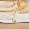 Gedetailleerde macro-opname van een gouden maanketting met zirkoonster op zijden achtergrond - Halve Maan Zon Ster Stijl (XL01810)