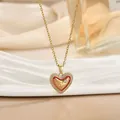 Detail van hartvormige hanger ketting met rood emaille, sterreliëf en zirkonia-stenen - Rood Hart Ster Stijl (XL01811)