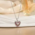 Detail van de harthalsketting met rode emaille rand en zirkonia's op een wit display - Zilver Rood Hart Ster Stijl (XL01811G)