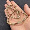 Cuentas de jaspe natural en forma de disco sostenidas con tonos tierra mixtos naturales - 2x4mm / Piedra Shoushan