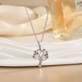 Detailopname van levensboomhanger met gekleurde zirkonen aan een zilveren titanium stalen ketting - Zilver Kleurrijke Levensboom Stijl (XL01814G)