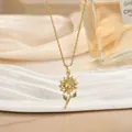 Titanium zonnebloemketting met gele en groene edelstenen op een witte display - Zonnebloem Gele Steen Stijl (XL01815)
