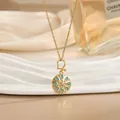 Macro-opname van gouden mandala-hanger met blauwe stenen en zirkoon op zijden stof - Vintage Ronde Mandala Blauwe Steen Stijl (XL01818)