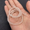 Primer plano de cuentas cuadradas de cristal rosa para hacer joyas de bricolaje - 2x4mm / Cuarzo rosa