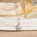 Detail van zilveren ketting met roze bloemenhanger en kleine heldere fonkelende strass - Zilver Ronde Roze Steen Bloem Stijl (XL01818GA)