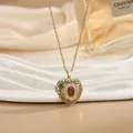 Elegante 18k vergoldete Herz-Medaillon-Halskette mit rotem Edelstein und Gravur - Vintage Gravierter Roter Stein Herz Stil (XL01848)
