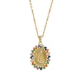 Detail van de Maagd Maria-hanger met gekleurde zirkoonstenen aan een gouden ketting - Meerkleurige Zirconia Stijl (XL02209A)