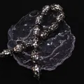 Primo piano di perle di conchiglia ovali con mosaico iridescente su vassoio - 18x25mm (8g) / Grigio Scuro (N.3)