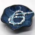Böse Blick Muschelperlen in Blau und Weiß auf blauem Keramikteller für DIY-Schmuck - Nr.6 Blau
