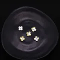 Makro-Detail von 10mm gelben Muschelblumen-Perlen für DIY-Schmuck mit Mittelloch - Vierblättrige Blütenform