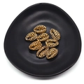Natürliche Kauri-Muschelperlen mit Leopardenmuster in einer schwarzen Dreiecksschale - Nr. 8 (20 Stück/packung) / 9x19mm 1.5g/Stück