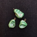 Irregular emerald green shell-style resin pendant with gold-plated metal edges - Green