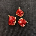 Trois pendentifs irréguliers en coquillage naturel rouge avec bords dorés pour bijoux DIY - Rouge