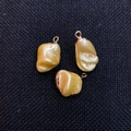 Trois pendentifs en nacre irrégulière baroque couleur champagne avec anneaux dorés - Jaune
