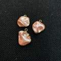 Pendentifs de style baroque en nacre rose avec bordures en métal doré - Nu
