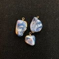 Pendentifs irréguliers en bleu et violet irisé avec placage à l'or pour bijoux DIY - Rose bonbon