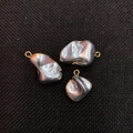 Pendentifs en nacre irréguliers gris-violet avec bords dorés pour colliers DIY - Azur