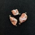 Set di tre ciondoli a forma di viso in conchiglia rosa con bordi dorati e due fori - Rosa Perlato