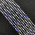 Vue détaillée de perles en cristal naturel avec revêtement iridescent AB sur fond noir - 6mm